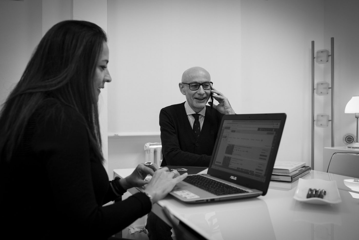 Sandra Muñoz y José Manuel Fernández trabajando en la oficina de Florentia Inmobiliaria