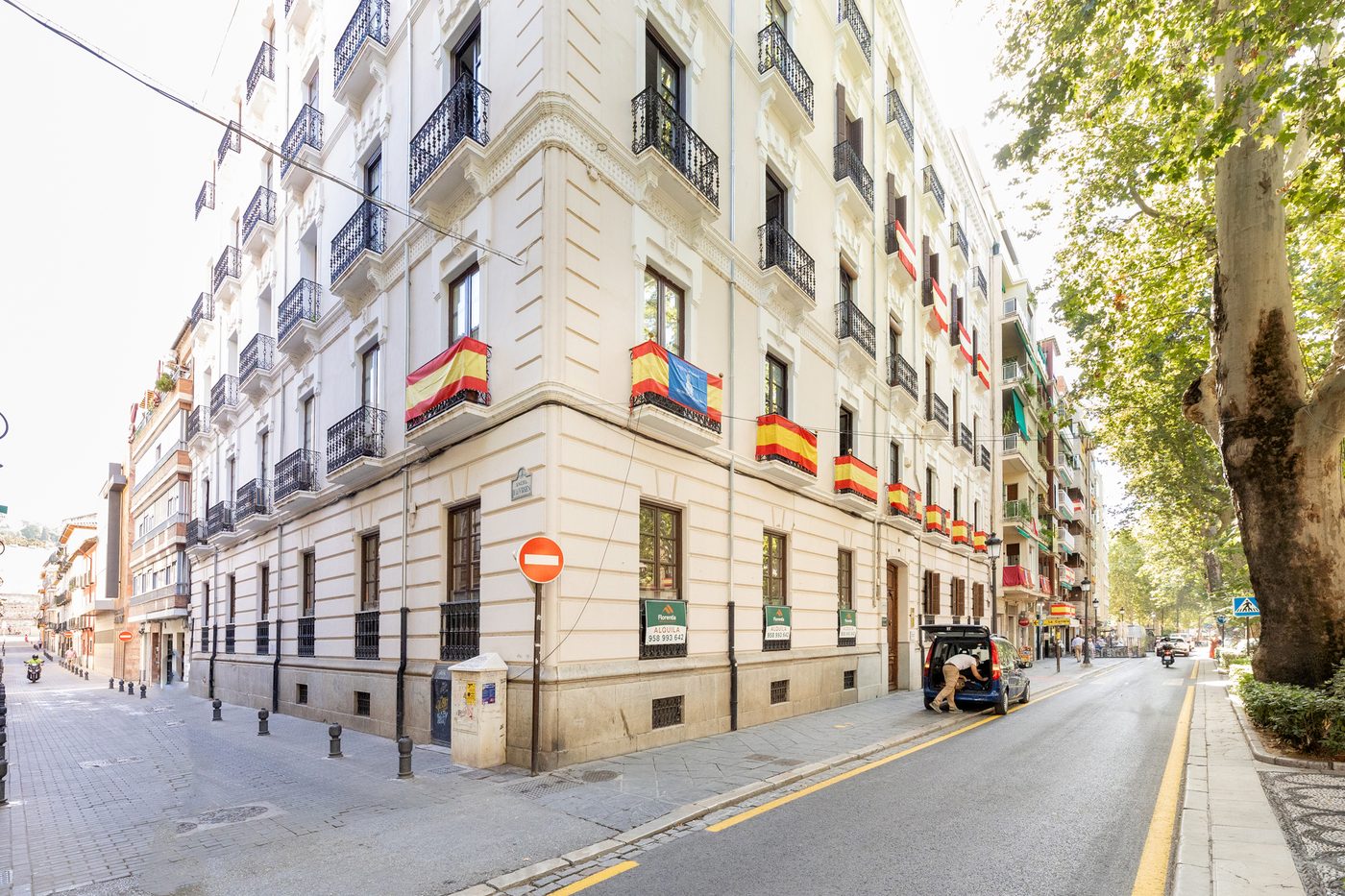 Edificio en el centro de Granada con carteles de alquiler de Florentia