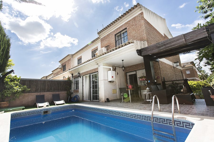 Casa con piscina y porche en Huétor Vega